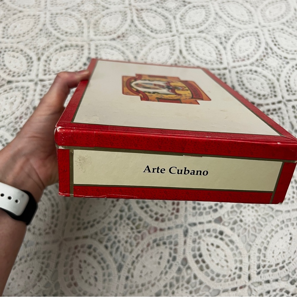 Cigar box full of postage stamps - Picture 9 of 12